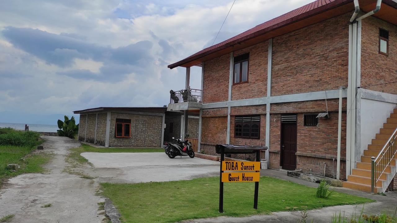 Toba Sunset Bed & Breakfast Tuk Tuk Exterior photo